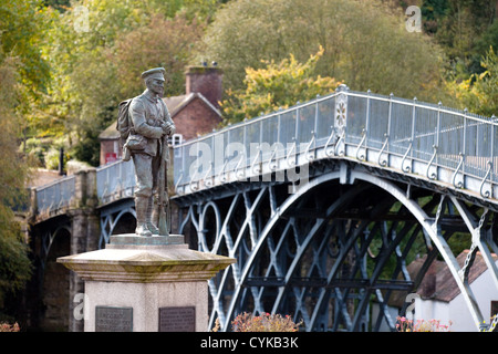 Il memoriale di guerra e ponte di Ironbridge nello Shropshire, Regno Unito Foto Stock