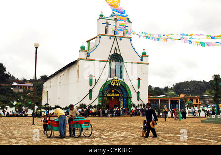 Messico, San Juan de Chamula, popoli indigeni locali raccolta di fronte Chamula la chiesa a guardare la Santa Rosa Foto Stock