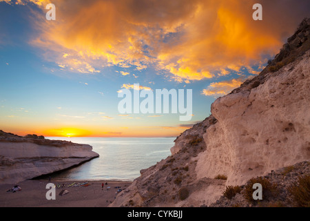 Isla Carmen, Baja, Mare di Cortez, Messico. Cielo arancione tramonto su kayak camp a Arroyo Blanco su Isla Carmen. Foto Stock