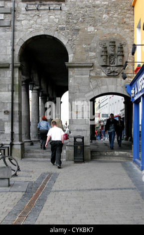 La gente camminare sulla strada principale in Kilkenny Foto Stock