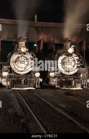 1925 2-8-2 Mikado tipo Baldwin locomotive a vapore a Durango e Silverton Narrow Gauge Railroad Depot di notte. Foto Stock