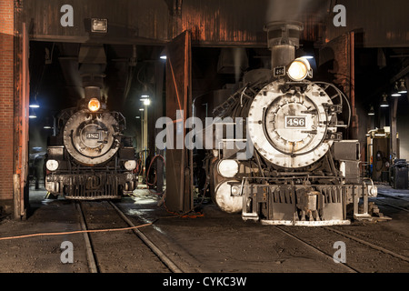 1925 2-8-2 Mikado tipo Baldwin locomotive a vapore al Durango e Silverton Narrow Gauge Railroad Depot di notte a Durango, Colorado. Foto Stock