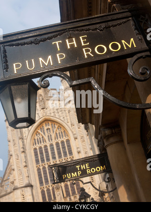 Pompa segni di camera con finestra Occidentale della chiesa abbaziale nel bagno di sfondo Somerset England Regno Unito Foto Stock