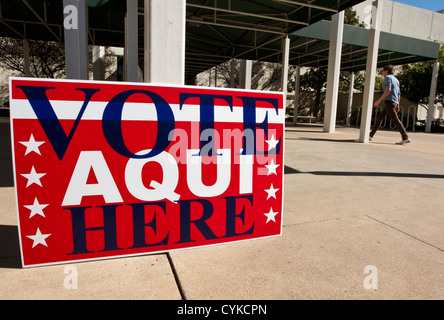 Novembre 6th, 2012 Austin, Texas: gli elettori stare in linea e di scrutinio di revisione in attesa di esprimere il loro voto nella Contea di Travis Texas. Foto Stock