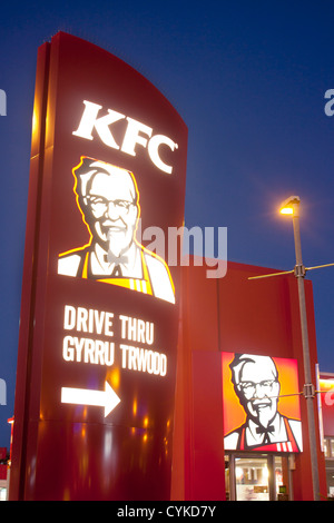 KFC Drive Thru Kentucky Fried Chicken di notte Cardiff Wales UK Foto Stock