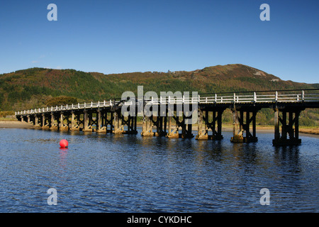 Penmaenpool ponte che attraversa il Mawddach Estuary in Gwynedd, North West Wales Foto Stock