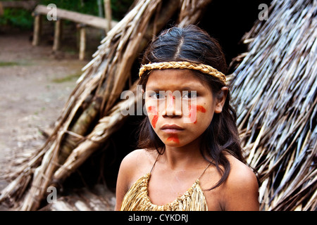 Ragazza giovane pone al di fuori del suo villaggio tribale in Amazzonia peruviana giungla vicino Iguitos, Perù. Foto Stock