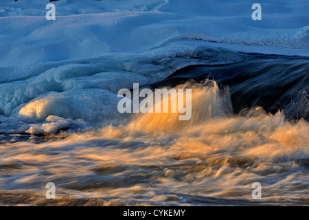 Formazioni di ghiaccio sul fiume Vermiglio, in inverno, nei pressi di una cascata, maggiore Sudbury, Ontario, Canada Foto Stock