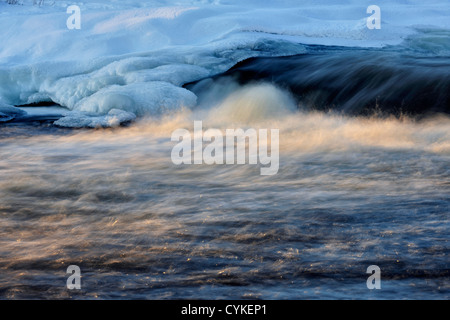 Formazioni di ghiaccio sul fiume Vermiglio, in inverno, nei pressi di una cascata, maggiore Sudbury, Ontario, Canada Foto Stock