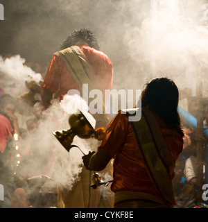Ganga Puja cerimonia Indù, Varanasi, India Foto Stock