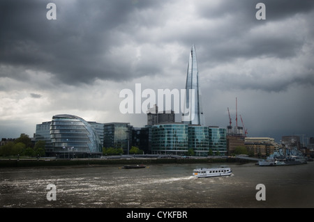 Shard e il suo municipio e moderni edifici fatti di vetro su un orizzonte di Londra Foto Stock