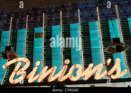 Il Binion's Gambling Hall and Hotel le ore notturne al Fremont Street Experience luci al neon di Las Vegas, Nevada, USA. Foto Stock