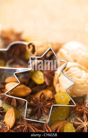 Albero di natale di ritaglio ingredienti cottura (noce, cannella, anice, uva passa, uva sultanina e mandorla) Foto Stock