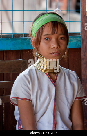 Myanmar Birmania. Padaung giovane donna con collo in ottone bobine, Lago Inle, Stato di Shan. Il Padaung sono anche chiamati Kayan Lahwi. Foto Stock