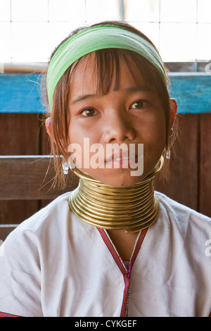 Myanmar Birmania. Padaung giovane donna con collo in ottone bobine, Lago Inle, Stato di Shan. Il Padaung sono anche chiamati Kayan Lahwi. Foto Stock