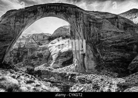 Il Rainbow Bridge National Monument sul lago Powell è il più grande ponte naturale conosciuto al mondo. Si trova sulla Riserva Navajo. Foto Stock