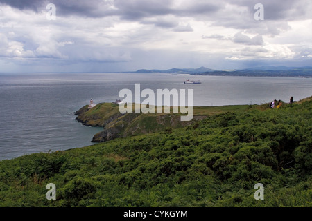 Howth Head con Baily Lighthouse. La baia di Dublino in background, Dublino, Irlanda. Regno Unito a Dublino traghetto (Stena Line) in background. Foto Stock