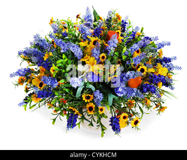 Colorato bouquet floreale di gigli, girasoli e iris centrotavola in vaso isolato su sfondo bianco Foto Stock