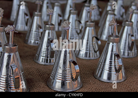 A forma di cono antique lampada di kerosene (inizio circa ottocento saldato stagno o kerosene lampada) per vendere Foto Stock