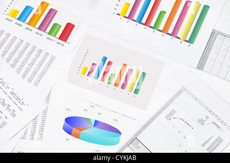 Financial tabelle e grafici sul tavolo Foto Stock