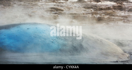 L'acqua surriscaldata che urla in una bolla prima che Strokkur geysir esplode, Islanda Foto Stock