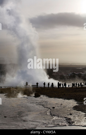 Strokkur geysir esplodendo, Islanda Foto Stock