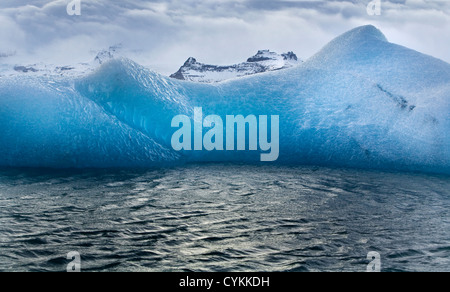 Ghiaccio e Iceberg sul lago glaciale di Jokusarlon, ghiacciaio Vatnajokull, Islanda Foto Stock