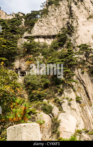 Stretta e ripida scalinata sulla montagna di giallo in Cina Foto Stock