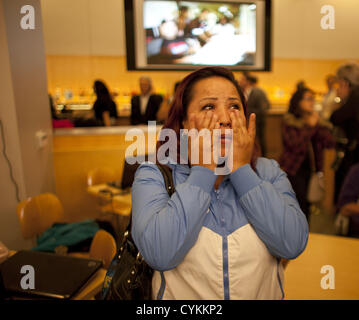 Nov. 6, 2012 - Arcadia, CALIFORNIA, STATI UNITI D'AMERICA - sostenitore degli STATI UNITI Il presidente Barack Obama, Vivian De Leon reagisce durante una notte elettorale al rally Dodgers Stadium di Los Angeles, California, Stati Uniti, martedì, nov. 6, 2012. Obama, il post-partigiano candidato di speranza che divenne il primo presidente nero degli Stati Uniti, ha vinto la rielezione oggi da superare quattro anni di malcontento economico con un mix di populismo politico ed elettorale. math.ARMANDO ARORIZO/PI (credito Immagine: © Armando Arorizo/Pi/Prensa Internacional/ZUMAPRESS.com) Foto Stock