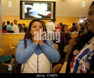 Nov. 6, 2012 - Arcadia, CALIFORNIA, STATI UNITI D'AMERICA - sostenitore degli STATI UNITI Il presidente Barack Obama, Vivian De Leon reagisce durante una notte elettorale al rally Dodgers Stadium di Los Angeles, California, Stati Uniti, martedì, nov. 6, 2012. Obama, il post-partigiano candidato di speranza che divenne il primo presidente nero degli Stati Uniti, ha vinto la rielezione oggi da superare quattro anni di malcontento economico con un mix di populismo politico ed elettorale. math.ARMANDO ARORIZO/PI (credito Immagine: © Armando Arorizo/Pi/Prensa Internacional/ZUMAPRESS.com) Foto Stock