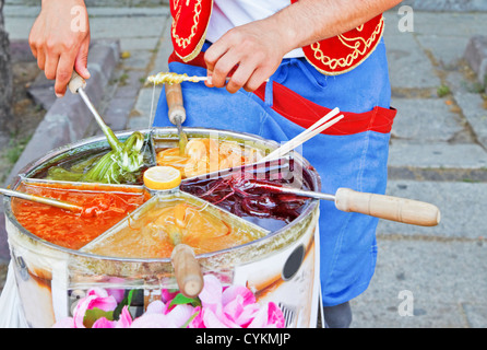 Sticky caramello toffee in una varietà di colori di stallo di strada una visione comune al di fuori la maggior parte delle attrazioni turistiche di Istanbul, Turchia Foto Stock