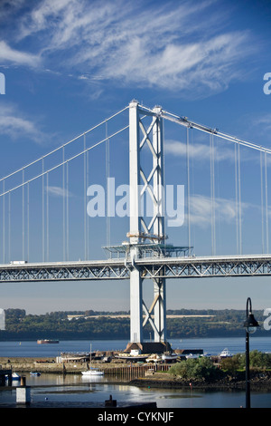 Vista del Forth Road Bridge da North Queensferry, Scozia. Foto Stock