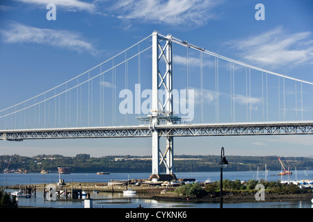 Vista del Forth Road Bridge da North Queensferry, Scozia. Foto Stock