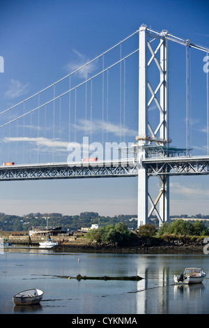 Vista del Forth Road Bridge da North Queensferry, Scozia. Foto Stock