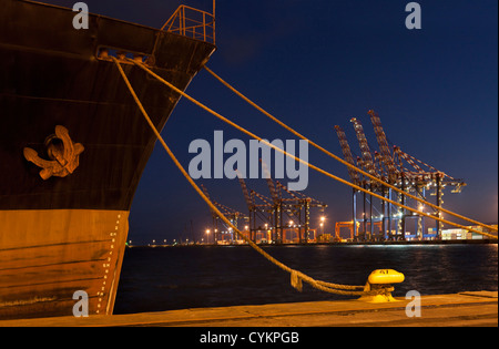 Nave ormeggiata in cantiere di notte Foto Stock