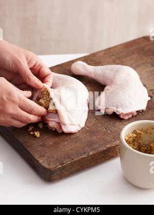 Mani ripieno di cosce di pollo Foto Stock