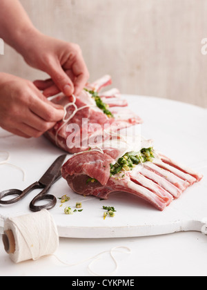 Mani ripiene di legatura carré di agnello Foto Stock