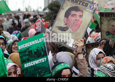 Istanbul, Turchia. 6 Novembre, 2012. Libertà di Gaza i sostenitori della flotta rally di fronte Caglayan courthouse. Poster di quattro accusati ufficiali israeliani erano detenute da molti manifestanti. Qui 'Wanted' è l'ex capo del personale generale LtGen Gabi Ashkenazi. L'altro segno confronta le azioni di Israele nella Striscia di Gaza con l'Olocausto - con un errore di ortografia. Credito: Johann Brandstatter / Alamy Live News Foto Stock