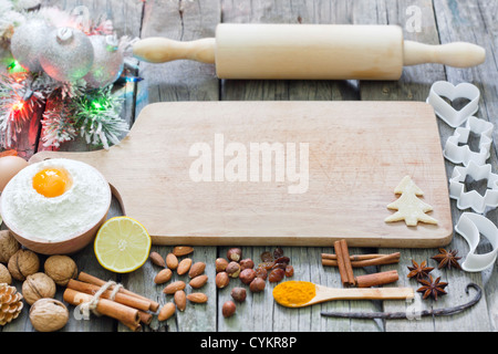 Natale i biscotti di cottura con baubles e spezie sfondo Foto Stock