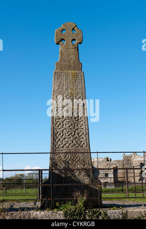 Carew Cross, situati al di fuori di Carew Castle, Pembrokeshire, West Wales, il Galles. Foto Stock