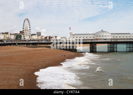 Il Brighton Pier e la Ruota vista di tutta la spiaggia di ciottoli. East Sussex. Inghilterra Foto Stock