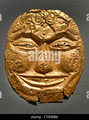 Maschera Funeraria Javanese Orientale del XIV secolo Indonesia Java Majapahit Gold 19 c Foto Stock