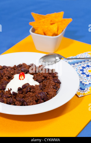 Piatto di chili con carne con panna acida Foto Stock