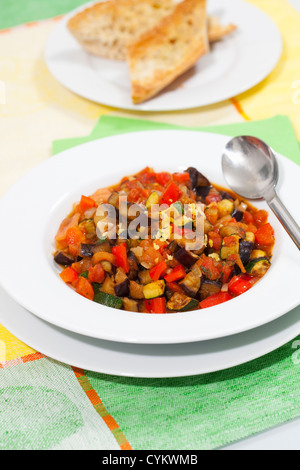 Ciotola di ratatouille con pane Foto Stock