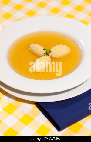 Ciotola di Brodo con gnocchi Foto Stock