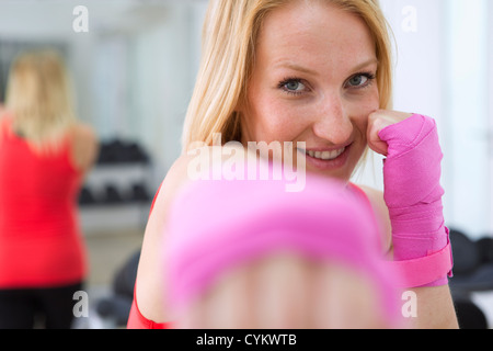 Boxer tenendo i pugni fino in palestra Foto Stock