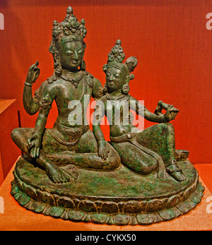 Shiva seduto con Uma Umamaheshvara dinastia Thakuri xi secolo il Nepal valle di Kathmandu il rame 28cm nepalesi Foto Stock