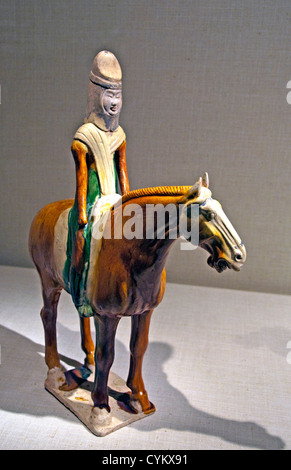 Cavallo e cavaliere femmina dinastia Tang VIII secolo la Cina argilla cruda con pigmento 45 cm tomba terracotta in ceramica Foto Stock