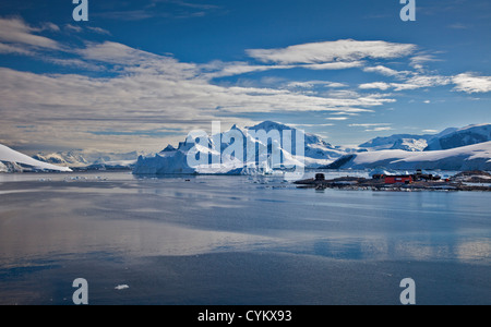Gonzalez Videla cileno base antartica e Paradise Bay, Penisola Antartica Foto Stock