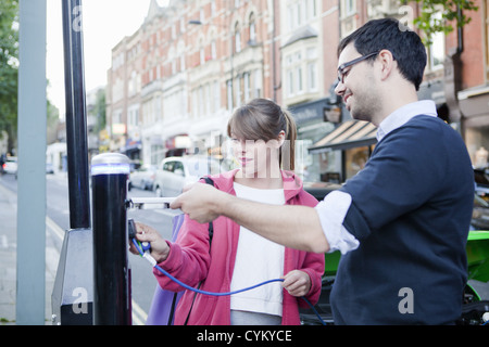 Paio di ricarica auto elettrica su strada Foto Stock